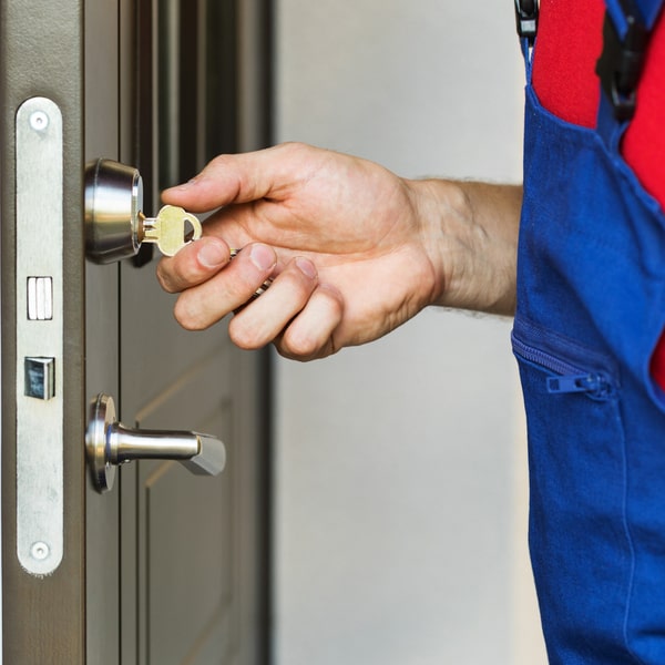 en cerrajería residencial podemos instalar sistemas de seguridad como alarmas y cámaras de vigilancia